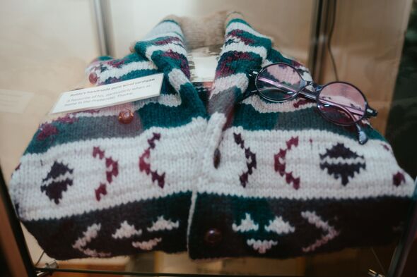 Robin Gibb jumper and glasses