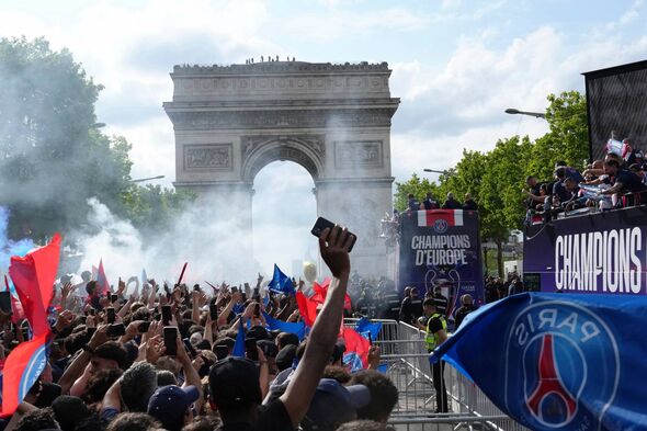 Supporters cheer PSG players 