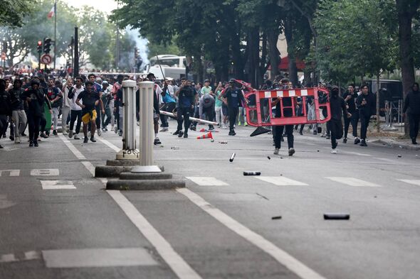 Crowd clash with police officers 