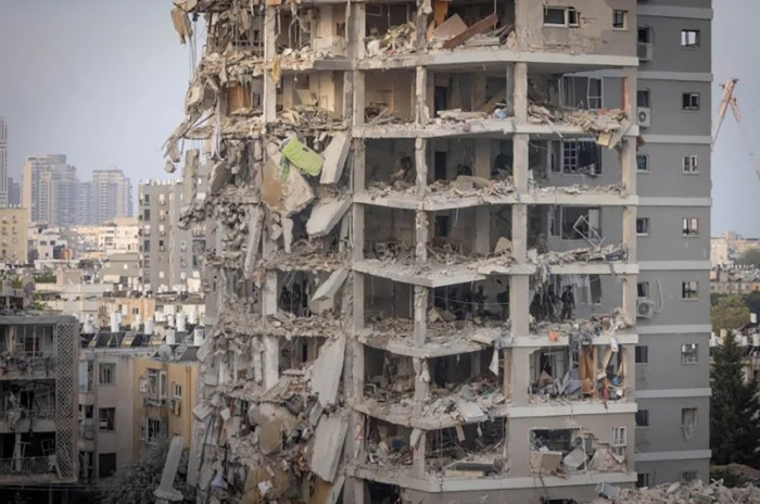 Home Front Command forces at the scene where a ballistic missile fired from Iran hit and caused damage in Bat Yam, central Israel. Photo taken on June 15, 2025.