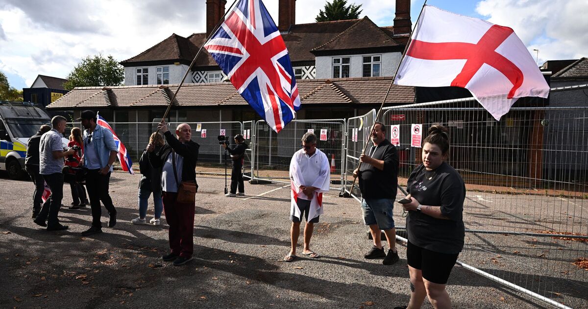 Asylum hotel protest LIVE: Anti-migrant crowds to descend on Epping and London hotel | UK | News