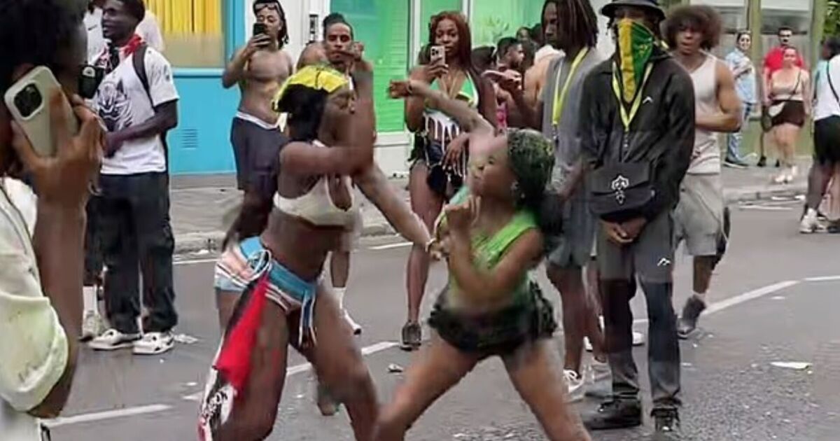 Shocking moment two women brawl in street at Notting Hill Carnival | UK | News