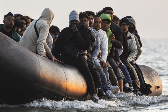 TOPSHOT-FRANCE-BRITAIN-EU-MIGRANTS