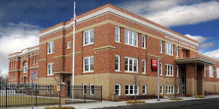 9th Circuit overturns Montana man’s conviction for holding shotgun on sidewalk outside his home