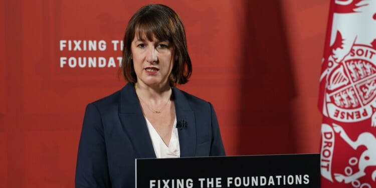 Fury as Rachel Reeves' youth migration deal blasted as 'back door to free movement' | Politics | News