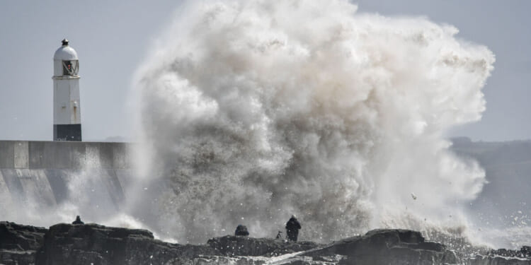 Hurricane Humberto: Met Office warns major hurricane heading to UK | Weather | News