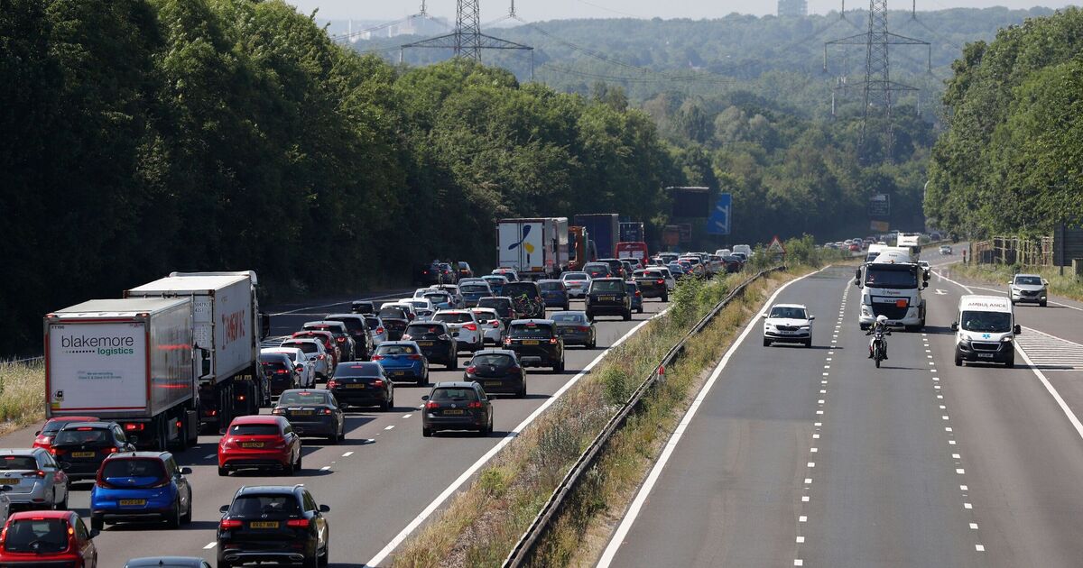 M3 traffic LIVE: Multi-vehicle crash sparks major delays | UK | News