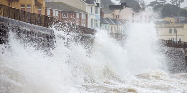 UK weather maps show 603-mile Atlantic storm blast crashing into Britain | Weather | News