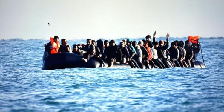 'Weak' Keir Starmer being 'played like a fiddle' by France over migrants | Politics | News