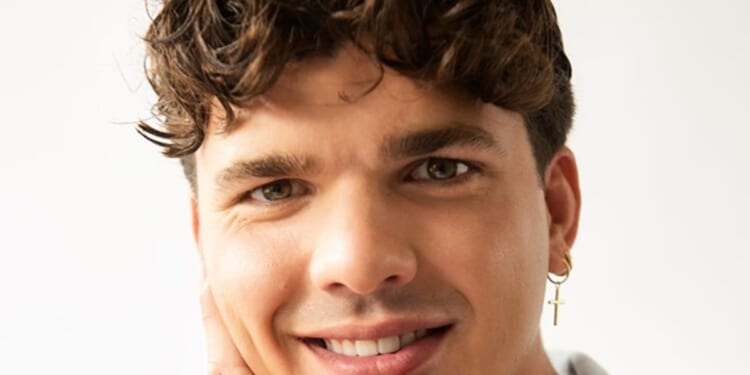 Behind the mask of a Traitor