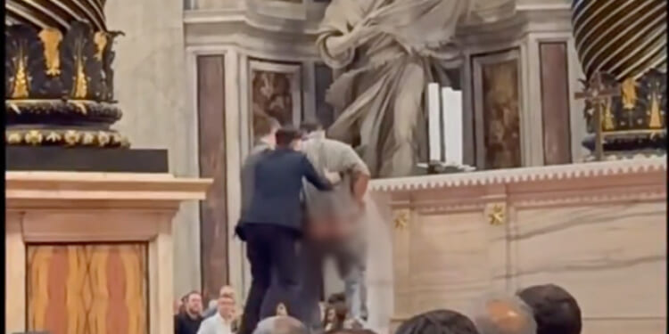 Man pulls down pants to urinate on altar at St. Peter’s Basilica