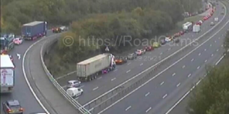 M40 traffic LIVE: Major motorway closed as horror multi-vehicle crash sparks severe delays
