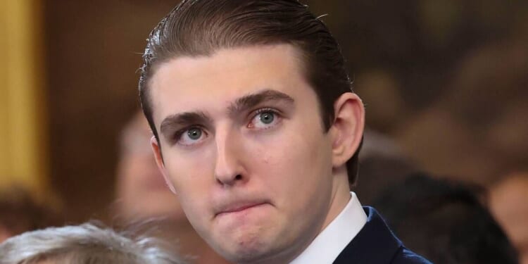 Barron Trump's hidden gesture in family photos with Melania and Donald | US | News