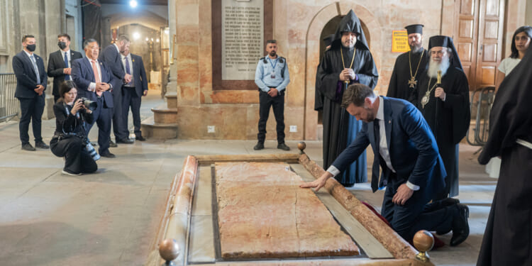Vance attends private mass at Church of Holy Sepulchre