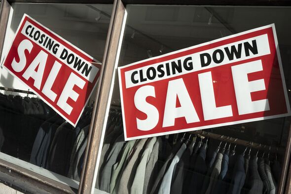 CLosiong Down Mernswear Business Window CLosiong Down Mernswear Business Window