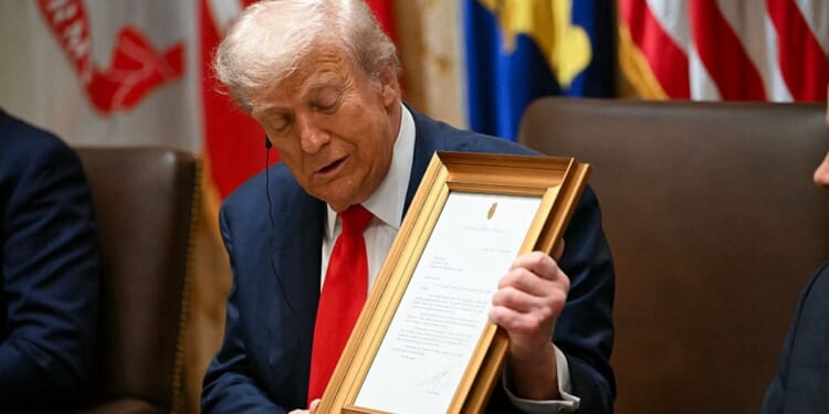 Argentina’s Milei Recognizes Trump’s Peace Legacy With White House Gift