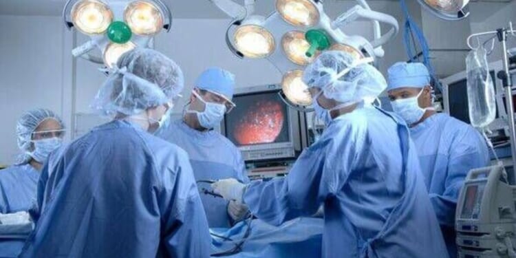 Brain surgeon 'let 12-year-old daughter drill hole in patient's skull' | World | News