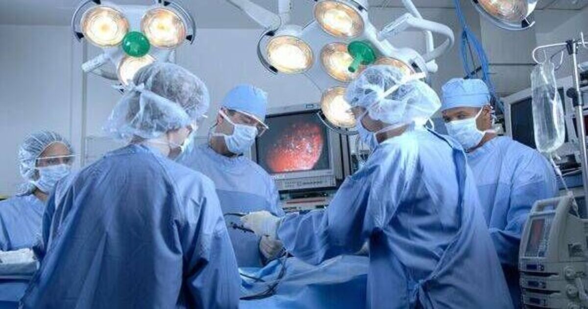 Brain surgeon 'let 12-year-old daughter drill hole in patient's skull' | World | News
