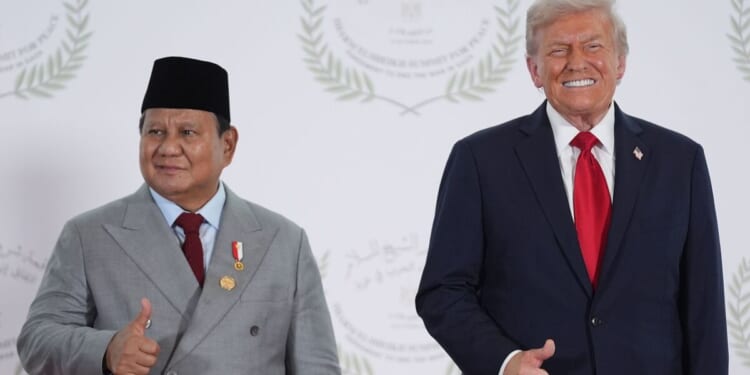 Donald Trump caught in bizarre hot mic moment after signing peace deal | World | News