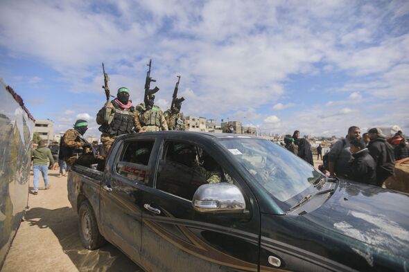 Hamas-frees-6-hostages