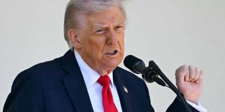 Lip-reader spots 9-word Trump warning to key staff | US | News