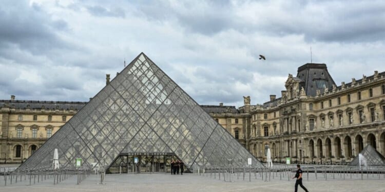 Louvre robbery LIVE: Thieves drop priceless crown outside Paris museum in broad daylight | World | News
