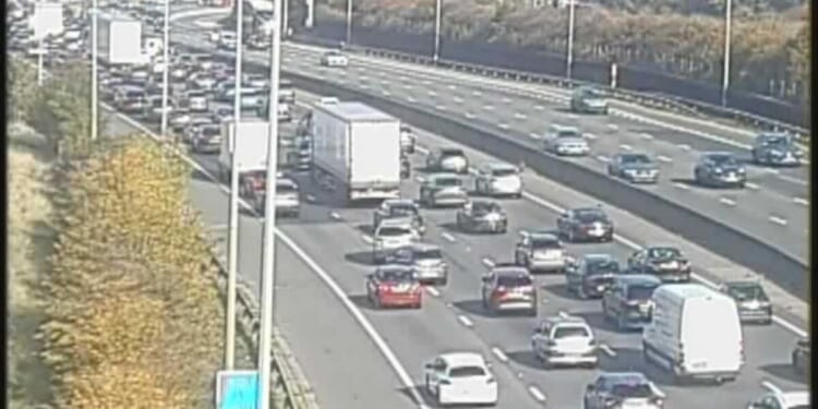 M25 LIVE: Motorway shut causing chaos after huge vehicle fire | UK | News