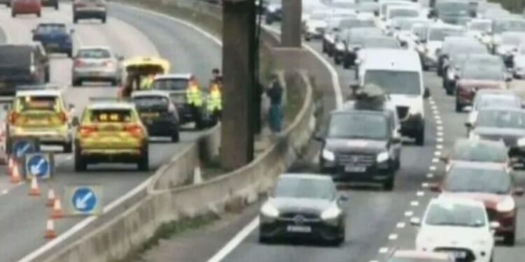 M6 traffic LIVE: 'Traffic halted' on major motorway after horror crash | UK | News