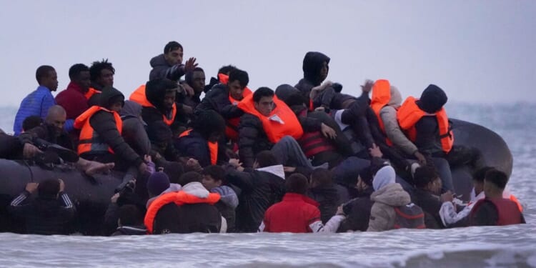 Migration chaos could continue until 2039 in fresh blow to Labour | Politics | News