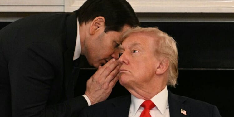 Photographer captures secret note to Trump showing author of his rants | US | News