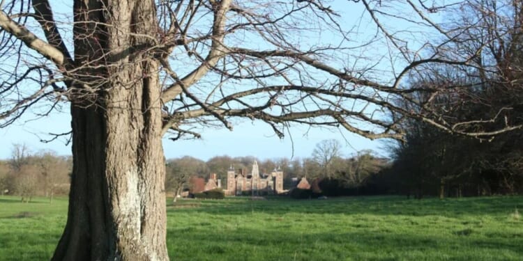 UK's stunning 4.5-mile walking trail that starts and ends with a gorgeous 17th century pub | UK | News
