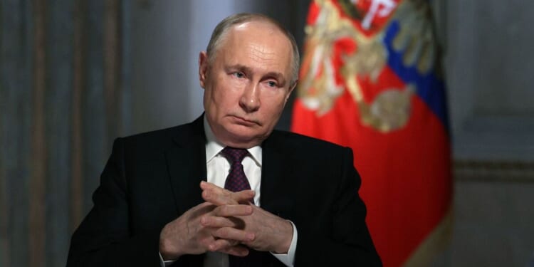 WW3 fears explode as Putin warned of 'UK assassination bid' during Trump meeting | World | News