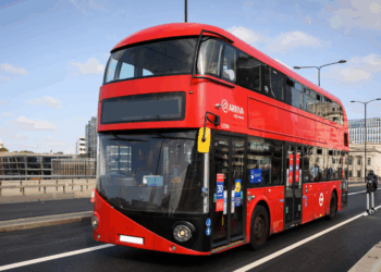 Driver suspended and hate crime inquiry opened after Jewish man 'trapped in Hackney bus'