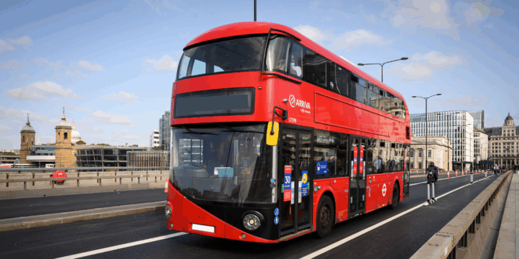 Driver suspended and hate crime inquiry opened after Jewish man 'trapped in Hackney bus'