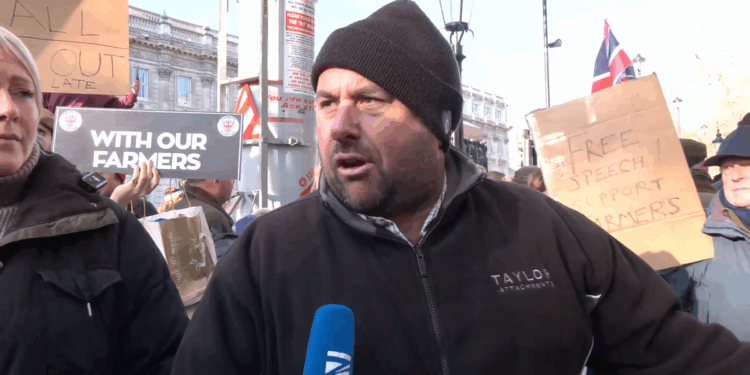 Budget 2025: Furious farmers declare there is 'not a hope in hell's chance' of Labour U-turn unless they continue their Budget protest