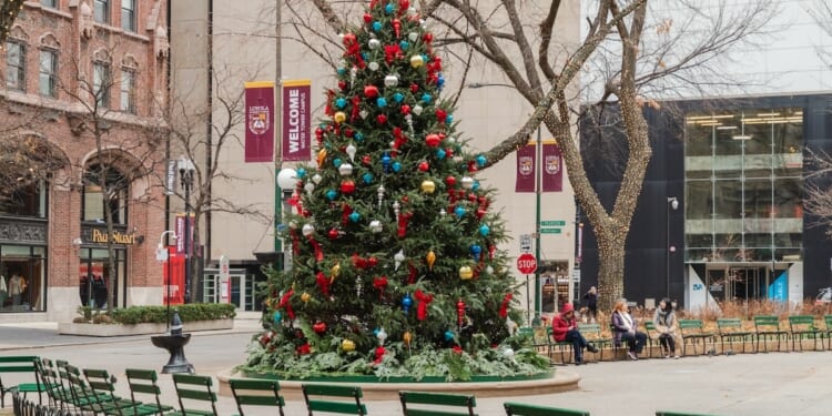 Travel: Festive Chicago confronts a difficult season