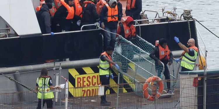 Channel migrant crisis hits new milestone as Shabana Mahmood considers changes | Politics | News