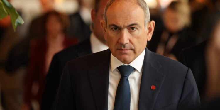 Evangelicals offer praise for Armenia PM after he recites Bible