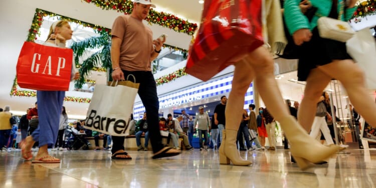 Holiday Shoppers Plan to Spend More, Despite Economy Worries