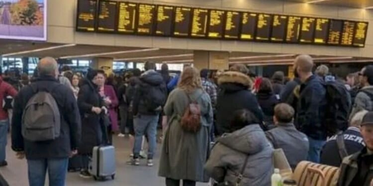 Leeds station LIVE: 'Do not travel' warning after signal fault chaos | UK | News
