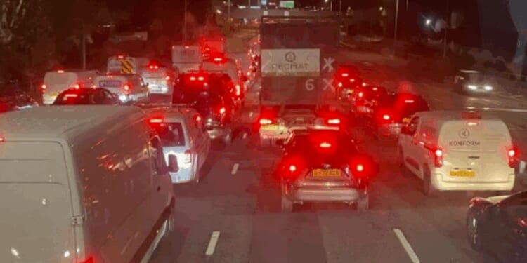 London transport: Chaos as drivers face 'horror journeys' and public transport delays | UK | News