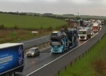 M11 traffic LIVE: Crash prompts chaos on major motorway with 1-hour delays near airport | UK | News