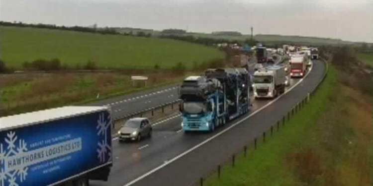 M11 traffic LIVE: Crash prompts chaos on major motorway with 1-hour delays near airport | UK | News