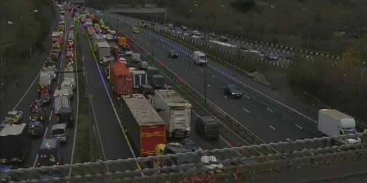 M25 traffic LIVE: Chaos on major motorway as crash sparks closure and 50 minutes delays | UK | News