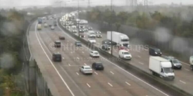 M25 traffic LIVE: Chaos on major motorway as multi-vehicle crash spark long delays | UK | News