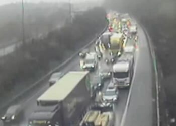M25 traffic LIVE: Huge crash sparks hour-long delays in pouring rain | UK | News
