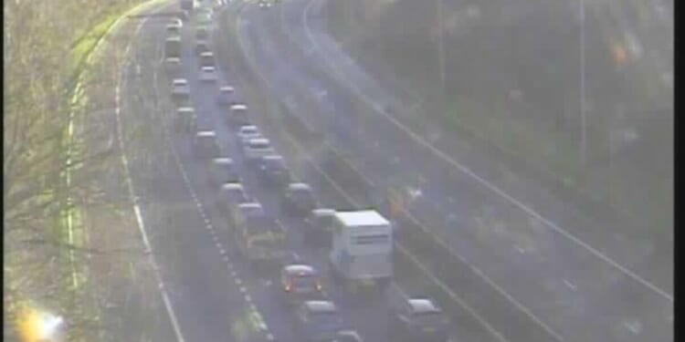 M4 traffic LIVE: Chaos near major UK airport as crash brings traffic at standstill | UK | News