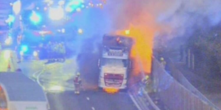 M4 traffic LIVE: Chaos on major motorway as vehicle fire forces lanes to shut | UK | News