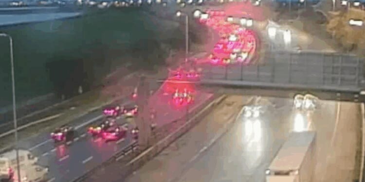 M60 traffic LIVE: Chaos on major motorway as road 'partially blocked' after crash | UK | News