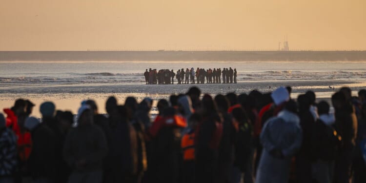 Migrant benefit claims skyrocket to record high as 500 sign up daily | UK | News